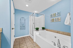 Shower, towels - Legacy Tower One 607 Overlooking the beautiful gulf. (Gulfport)