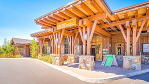 Un edificio in legno con un cartello che indica 'Alder Creek Adventure Center'.