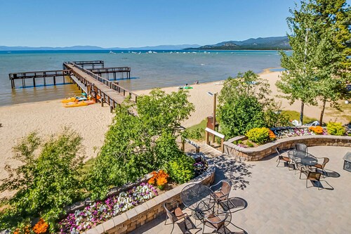 3-story townhome with fireplace, pool & private beach access - walk to dining