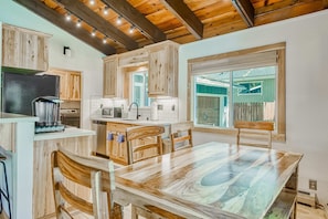 Fridge, microwave, oven, stovetop - Family Home with Fast WiFi, Wood Stove, Firepit, & Enclosed Yard - Dogs OK (South Lake Tahoe)