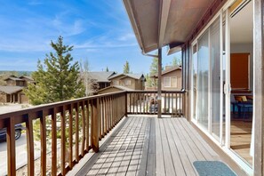 Property grounds - Centrally-Located Condo near Ski Resorts with Gas Fireplace (Truckee)