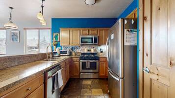Coffee/tea maker, fridge, microwave, oven