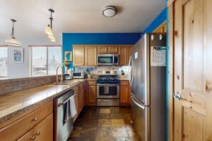 Fridge, microwave, oven, stovetop - Centrally-Located Condo near Ski Resorts with Gas Fireplace (Truckee)