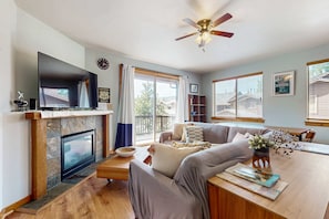 TV, fireplace, offices - Centrally-Located Condo near Ski Resorts with Gas Fireplace (Truckee)