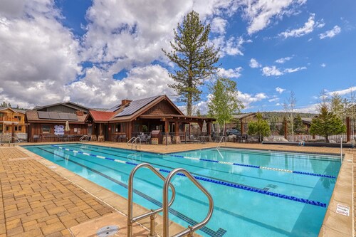 Centrally-Located Condo near Ski Resorts with Gas Fireplace