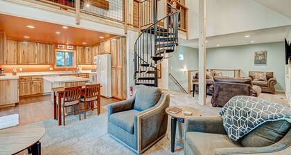 Remodeled chalet with private hot tub, bumper pool table & W&D