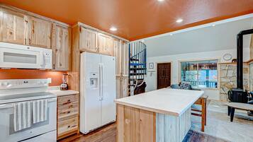 Coffee/tea maker, fridge, microwave, oven