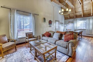 TV, fireplace, offices - All-season, dog-friendly cabin with fireplace & deck - near Heavenly & beach (South Lake Tahoe)