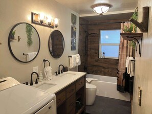 Shower, hair dryer, towels - All-season, dog-friendly cabin with fireplace & deck - near Heavenly & beach (South Lake Tahoe)