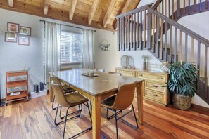 Dining - All-season, dog-friendly cabin with fireplace & deck - near Heavenly & beach (South Lake Tahoe)
