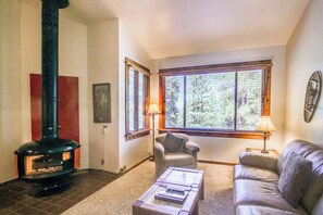 Living area - Ski-in-ski-out condo with pool, hot tub, sauna & breathtaking views - dog-friendly (NorthStar-Truckee)