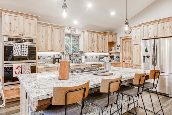 Fridge, microwave, oven, stovetop - Luxury Home - Pool Table, Jetted Tub, Fireplaces, Free WiFi, washer&dryer (South Lake Tahoe)