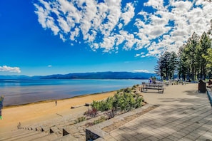 Beach - Luxury Home - Pool Table, Jetted Tub, Fireplaces, Free WiFi, washer&dryer (South Lake Tahoe)