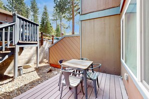 Outdoor dining - Family-Friendly Contemporary Getaway - Near Heavenly, Marina & Dining (South Lake Tahoe)