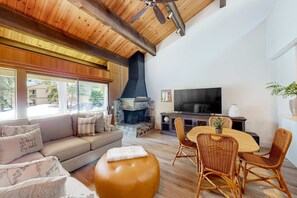 TV, fireplace, offices - Radiant condo with fireplace, outdoor pool, tennis, grill, balcony, washer&dryer (Kings Beach)