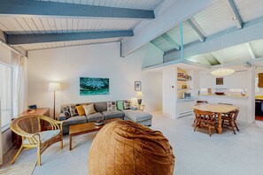 TV, fireplace, DVD player, offices - Dog-friendly condo with pool access, fireplace, private washer&dryer, & wet bar (Incline Village)