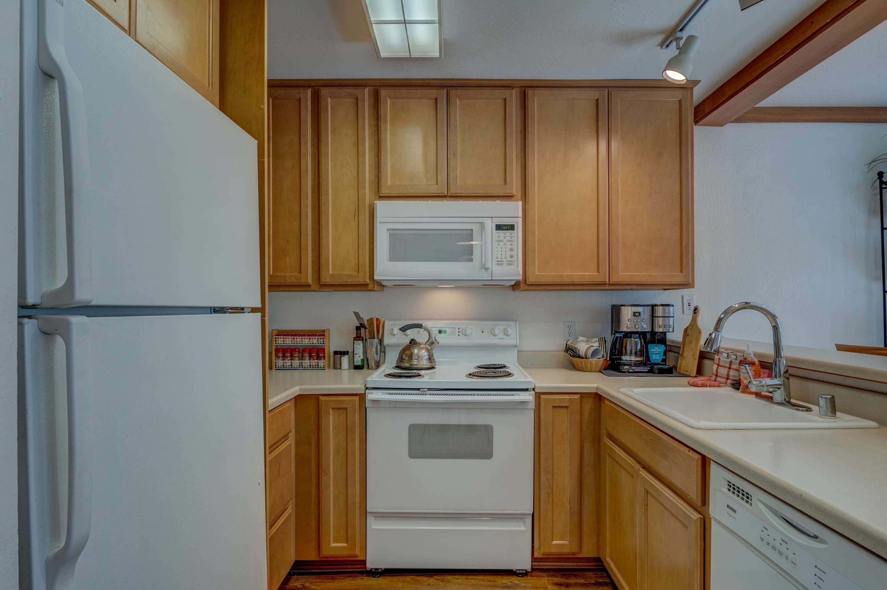 Coffee/tea maker, fridge, microwave, oven