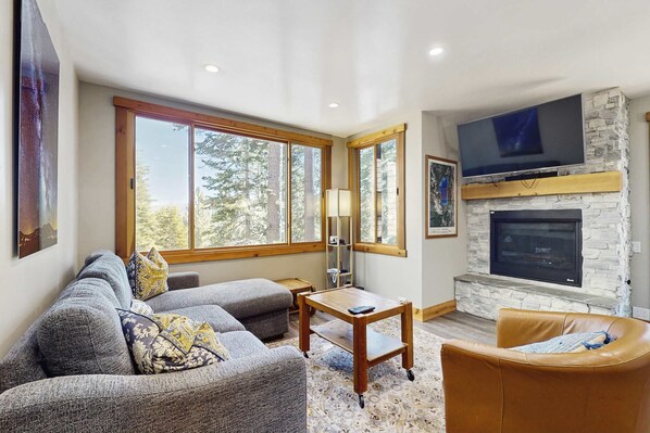 TV, fireplace - Remodeled condo with balcony, fireplace, WiFi, & mountain view - steps to slopes (Northstar - Truckee)
