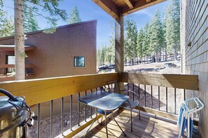 Property grounds - Remodeled condo with balcony, fireplace, WiFi, & mountain view - steps to slopes (Northstar - Truckee)