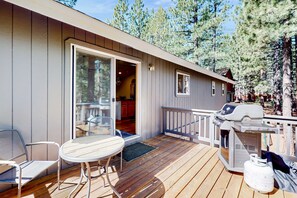 Outdoor dining - Skiing, Hiking & Biking' (South Lake Tahoe)