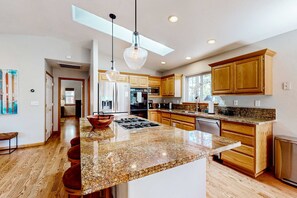Fridge, microwave, oven, stovetop - Skiing, Hiking & Biking' (South Lake Tahoe)