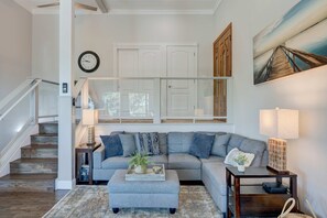 TV, fireplace, offices - Stylish home near the lake and slopes with WiFi, furnished deck & fireplace (Incline Village)