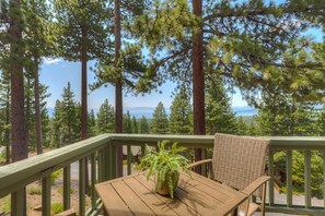 Outdoor dining - Stylish home near the lake and slopes with WiFi, furnished deck & fireplace (Incline Village)