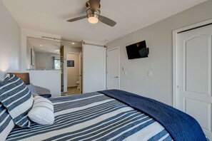 WiFi, bed sheets - Stylish home near the lake and slopes with WiFi, furnished deck & fireplace (Incline Village)