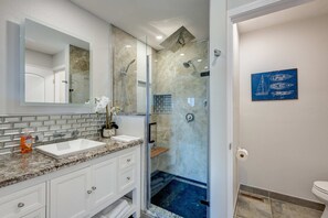 Shower, hair dryer, towels - Stylish home near the lake and slopes with WiFi, furnished deck & fireplace (Incline Village)