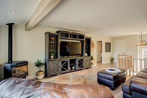 TV, fireplace, offices - Lake-view home near casinos, golf,  slopes with hot tub & 2-car garage, sleeps 8 (Stateline)