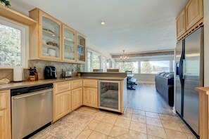 Interior - Lake-view home near casinos, golf,  slopes with hot tub & 2-car garage, sleeps 8 (Stateline)