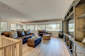 TV, fireplace, offices - Lake-view home near casinos, golf,  slopes with hot tub & 2-car garage, sleeps 8 (Stateline)