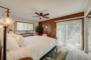 Desk, iron/ironing board, WiFi, bed sheets - Lake-view home near casinos, golf,  slopes with hot tub & 2-car garage, sleeps 8 (Stateline)
