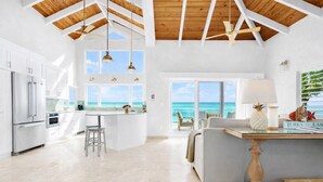Una cocina amplia con vista al océano, un comedor con vistas y una zona de bar con vista.