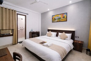 Basic Double Room | Desk, free WiFi - Mauryan Express I Hotel Malviya Nagar (New Delhi)