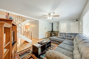 TV, offices - Wonderful year-round escape near skiing & lake with pool, hot tub, & deck (Tahoe City)