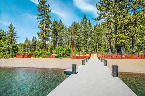 Wonderful year-round escape near skiing & lake with pool, hot tub, & deck