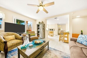 Smart TV, fireplace - Short Drive to Beaches,Relax in Large Yard with AC! (Oceanside)