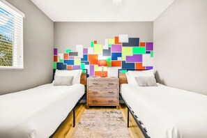 Tabla de planchar con plancha, wifi gratis y ropa de cama 