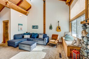 Living area - 2-story condo with gas fireplace, pools, hot tubs, gym & tennis (Truckee)