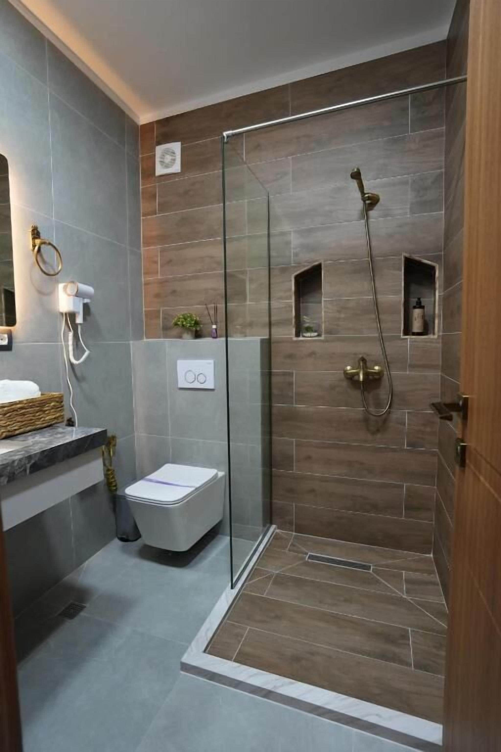 Family Quadruple Room | Bathroom | Shower, hair dryer, towels, soap