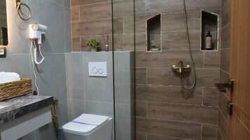 Family Quadruple Room | Bathroom | Shower, hair dryer, towels, soap