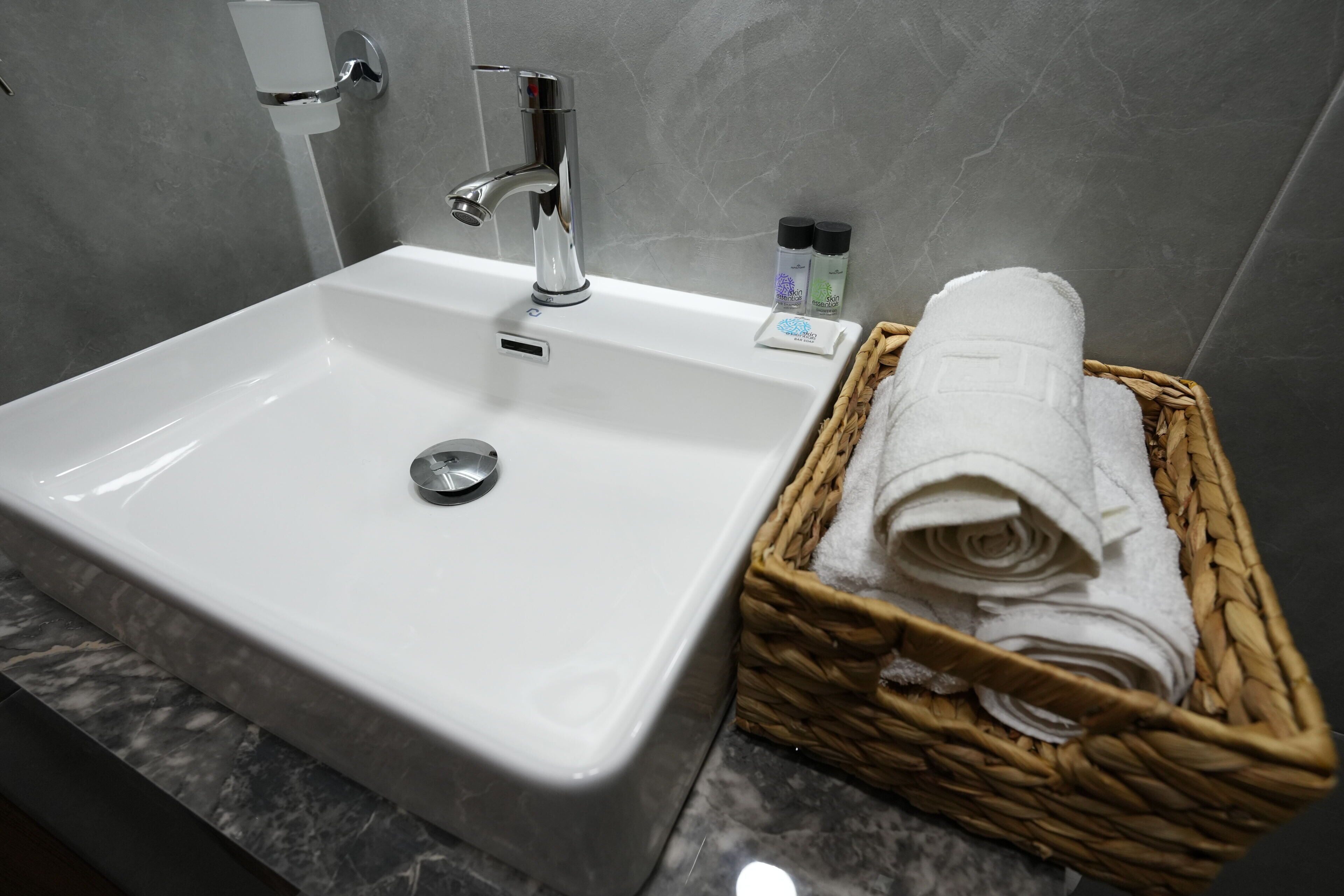 Ducha, secador de pelo, toallas, jabón