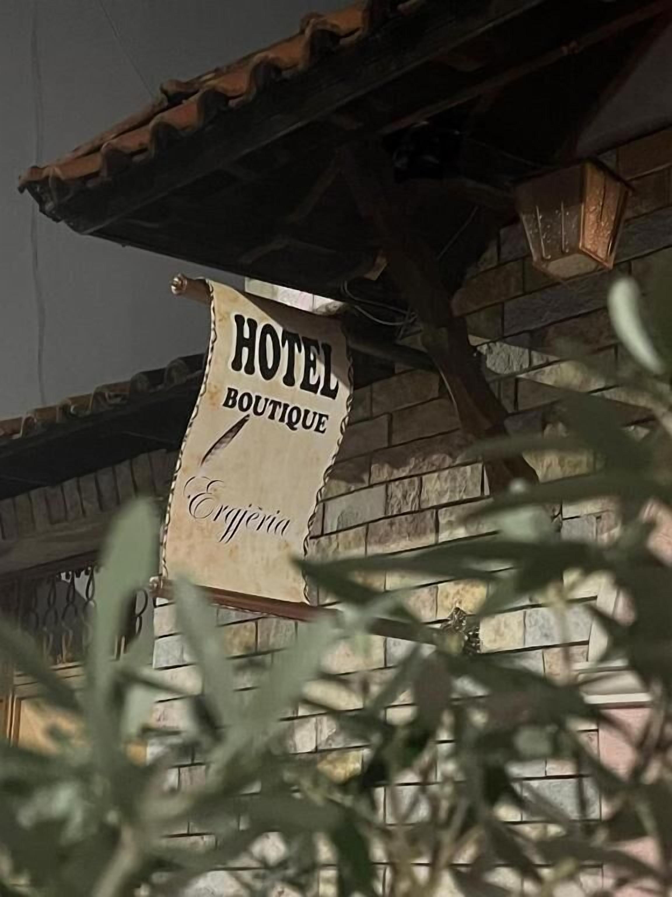 Señal de un hotel boutique de estilo arquitectónico rústico.