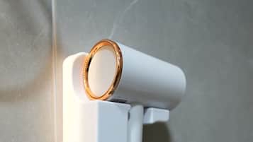 Ducha, secador de pelo, toallas y jabón