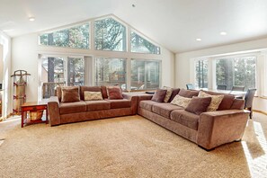 TV, fireplace, DVD player, offices - Spacious home with enclosed yard, private deck, fireplace, & washer&dryer (South Lake Tahoe)