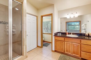 Shower, hair dryer, towels - Spacious home with enclosed yard, private deck, fireplace, & washer&dryer (South Lake Tahoe)