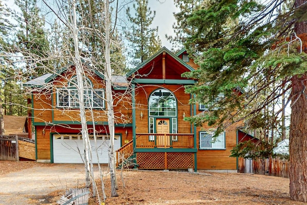 Exterior - Spacious home with enclosed yard, private deck, fireplace, & washer&dryer (South Lake Tahoe)