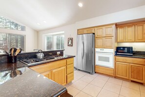 Fridge, microwave, oven, stovetop - Spacious home with enclosed yard, private deck, fireplace, & washer&dryer (South Lake Tahoe)