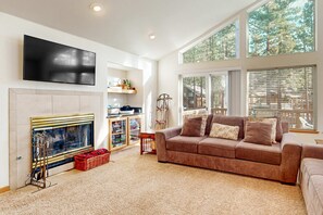 TV, fireplace, DVD player, offices - Spacious home with enclosed yard, private deck, fireplace, & washer&dryer (South Lake Tahoe)
